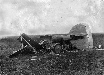 Szczątki rozbitego myśliwca Albatros
należącego do lotnictwa wielkopolskiego.
Fot. ze zbiorów CBN „Polona”