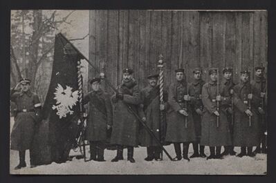 MPW 00349 - Zdjęcia oddziału powstańczego przed kościołem w Brodach, pierwszy z lewej Stanisław Myszkowski, grudzień 1918 r.