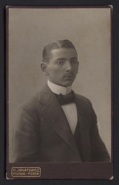MPW 00422 - zdjęcie mężczyzny w garniturze (Jan Koluśniewski?), przed 1914 r.