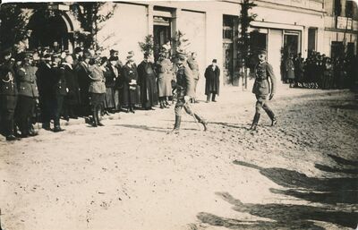 Gen. J. Dowbór-Muśnicki przyjmuje defiladę wojsk w Chodzieży – 1 marca 1920