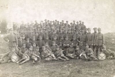 MPW 00481 - Fotografia zbiorowa żołnierzy 1. kompanii ckm I batalionu 67. pp z dwoma werblami przy żołnierzach w pierwszym rzędzie, wykonana w dniu patrona pułku; Kruchowo, 1920.04