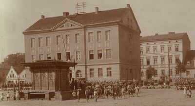 Rok 1915. Defilada żołnierzy niemieckich na Starym Rynku w Grodzisku.