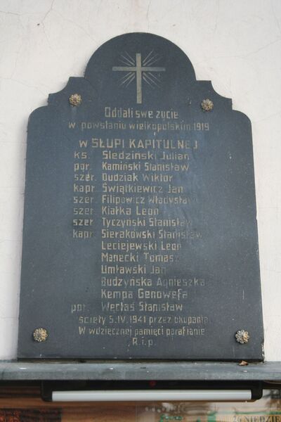 Tablica poświęcona poległym i pomordowanym Powstańcom w Słupi Kapitulnej (fot. P. Anders)