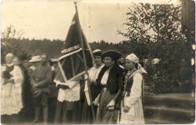 Sztandar 3. pułku strzelców wielkopolskich w trakcie uroczystości poświęcenia. Biedrusko 29 maja 1919 r. Wśród matek chrzestnych córka generała Dowbora Muśnickiego - Janina (pierwsza od prawej).