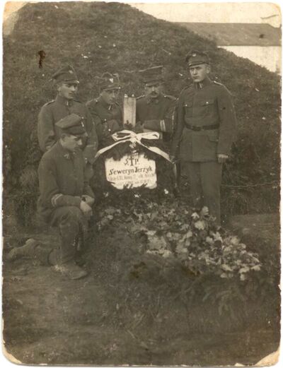 Grób zmarłego z chorób strzelca Seweryna Jerzyka z 12. kompanii 3. pułku strzelców wielkopolskich, pod kopcem I Korpusu w Bobrujsku, po 13 października 1919 r.