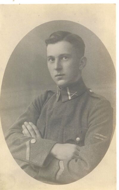 Starszy kanonier z jednego z pułków artylerii polowej, 1919 r. Zwracają uwagę dwie srebrne odznaki za rany.