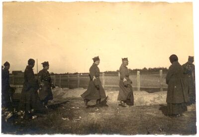 Generał Konarzewski (dowódca 1. DSW) i pułkownik Paszkiewicz (dowódca 1. psw) w trakcie pogrzebu poległych żołnierzy pułku. Bobrujsk, listopad 1919 r.