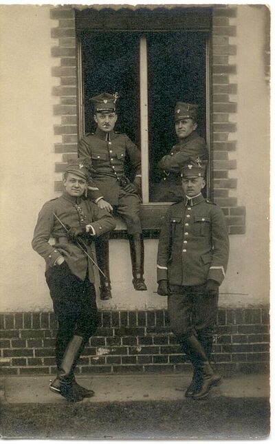 Porucznik Klemens Rembowski (siedzi w oknie), 1919 r.