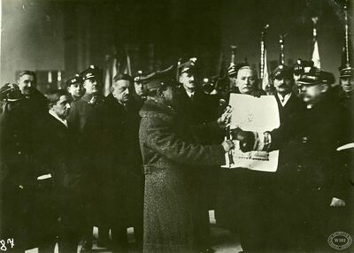 Wręczenie honorowej szabli gen. J. Hallerowi przez płk J. Lange od powstańców (WBH)