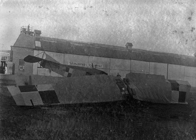 Rozbity samolot Aviatic C.III nr 12342/17,
w szczątkach którego zginął kpt. pil. Wiktor
Lang (Ławica, 4 lutego 1920 r.). Maszyna
służyła wielkopolskiemu szkolnictwu
lotniczemu od jej zdobycia na lotnisku
Ławica 6 stycznia 1919 r.
Fot. ze zbiorów CBN „Polona”