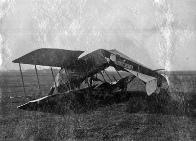 Wypadek samolotu wywiadowczego Rumpler
C.I nr 2743/17 (nr Stacji Lotniczej Ławica
1/17), w którym śmiertelnie ranny został uczeń
st. szer. Bohdan Daszkiewicz. Fot. z czerwca
1919 r. ze zbiorów CBN „Polona”