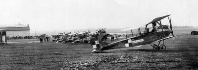 Samoloty wielkopolskiego lotnictwa na lotnisku w Ławicy podczas obchodów 128. rocznicy
uchwalenia Konstytucji 3 maja. Na pierwszym planie wywiadowczy Rumpler C.Ib (Ma) nr 13029
(nr Stacji Lotniczej Ławica 107/17), za nim wywiadowczy LVG C.V nr 1099/18, następnie trzy
kolejne LVG C.V, ostatni w rzędzie wywiadowczy Albatros C.XV. Na dalszym planie, widoczny
między Rumplerem i pierwszym LVG, kolejny samolot dwumiejscowy.
Fot. ze zbiorów ks. R. Kulczyńskiego SDB