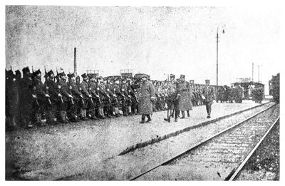 Gen. Józef Dowbor-Muśnicki przed frontem kompanii honorowej na dworcu w Chodzieży