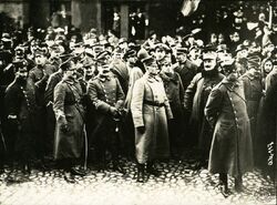 gen. J. Dowbor Muśnicki przyjmuje defiladę po zajęciu Leszna przez WP. 18 I 1920 (WBH)