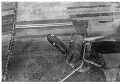 The aircraft hangar (i.e. Zeppelin hall) in Winiary near Poznań. Next to it, there is an elevated observation balloon. Photo taken from a height of 120m by Second Lieutenant Observer Stefan Korcz and Lieutenant Pilot Wiktor Lang.
Photo from the collections of the “Polona” Digital National Library