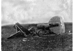 Wreckage of a crashed Albatros fighter aircraft, which belonged to the Greater Poland Air Force.
Photo from the collections of the “Polona” Digital National Library