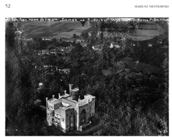 A bird’s eye view of the castle in Kórnik. Photo taken from a height of 50m on 24 July 1919 by Sergeant Pilot
Władysław (?) Bartkowiak and Second Lieutenant Observer Stefan Korcz. From the collections of the “Polona” Digital National Library