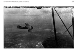 Bréguet XIVB2 aircraft. Note the markings of two countries: the Polish air force checkerboard on the tail and the French cockades on the upper airfoil. The photo was taken on 14 July 1919 over Greater Poland from another Bréguet aircraft (this was probably a propaganda flight – the day marked the 130th anniversary of the destruction of Bastille and a military parade was organised in Poznań). Photo from the collections of the “Polona” Digital National Library