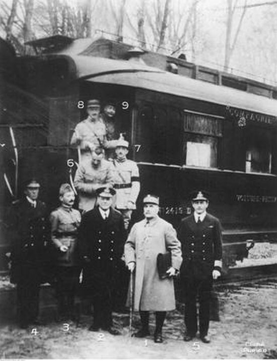 Alliierte Delegation vor dem Waggon, in dem Deutschland den Waffenstillstand unterzeichnete (NAC)