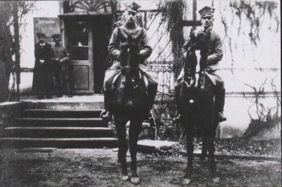 An der Nordfront. Von links: Leutnant Kazimierz Koczorowski, Leutnant Konrad Golniewicz in Kcynia (APP)