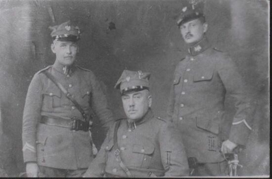 Von links: Oberleutnant M. Paluch, Oberst Kazimierz Grudzielski, Stabschef der Nordfront, Oberleutnant T. Fenrych (APP)