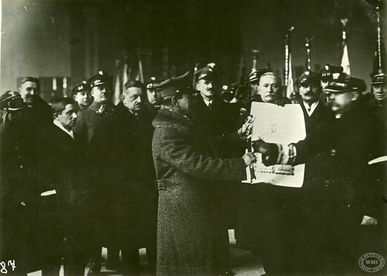 Überreichung des Ehrensäbels an General Haller durch Oberst J. Lange von den Aufständischen (WBH)